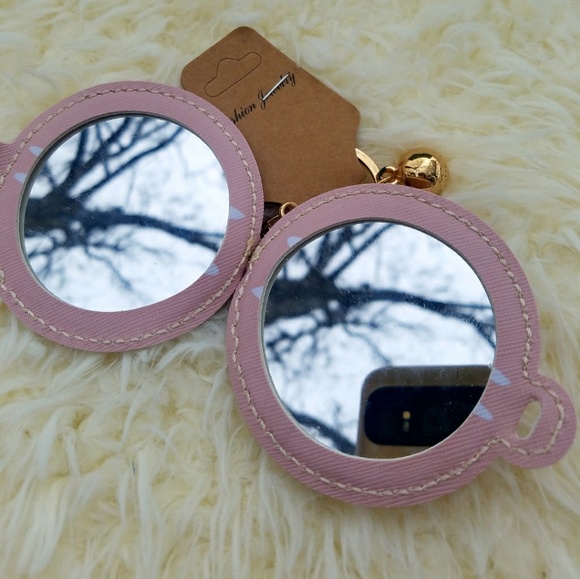 Bunny compact mirror key chain - Picture 4 of 4